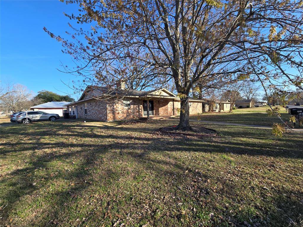 201 Robin Way Street, Mount Vernon, TX 75457