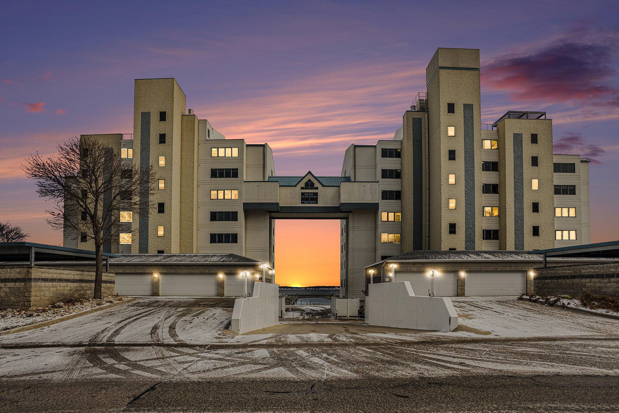 2964 Lakeshore DR #E403, Muskegon City, MI 49441