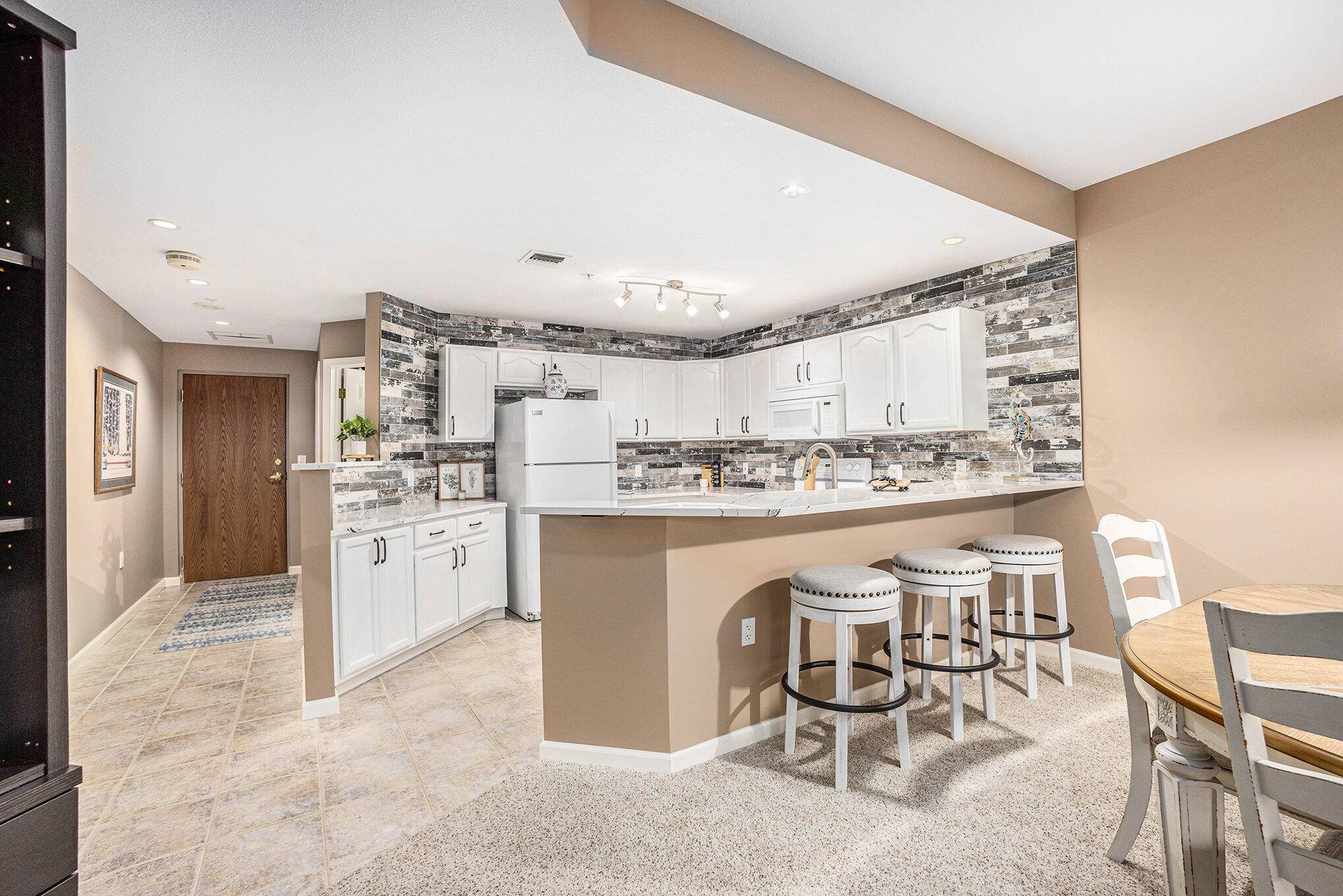 2964 Lakeshore DR #E403, Muskegon City, MI 49441