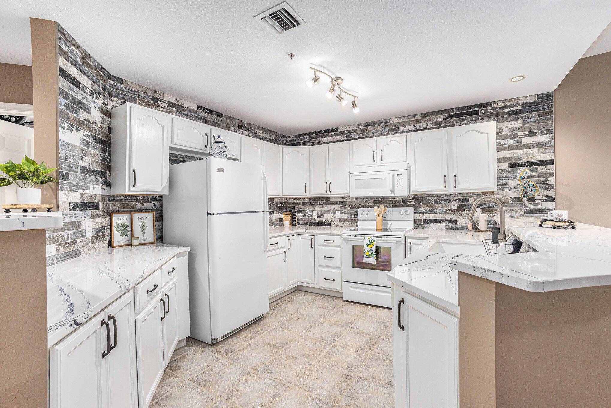 2964 Lakeshore DR #E403, Muskegon City, MI 49441