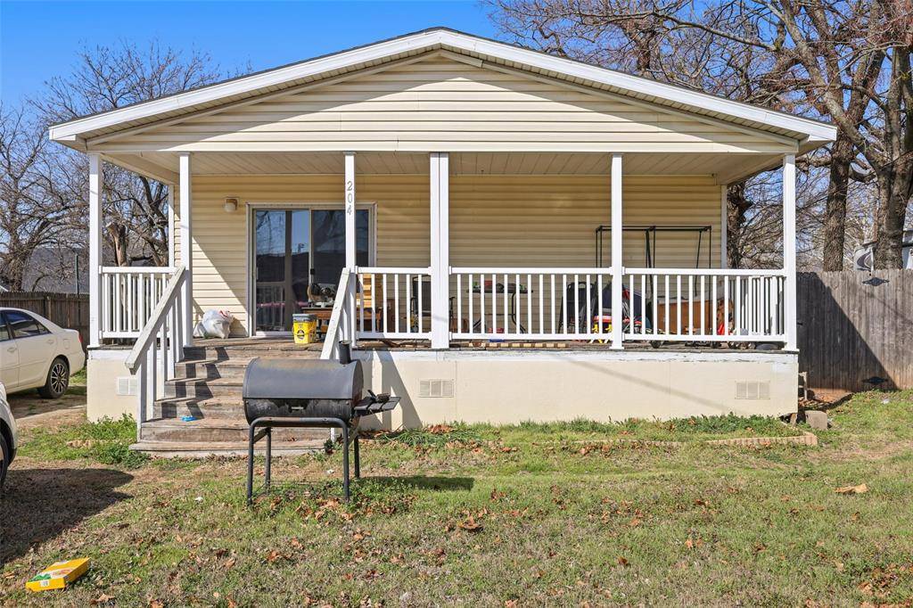 204 S Wickham Street, Alvord, TX 76225