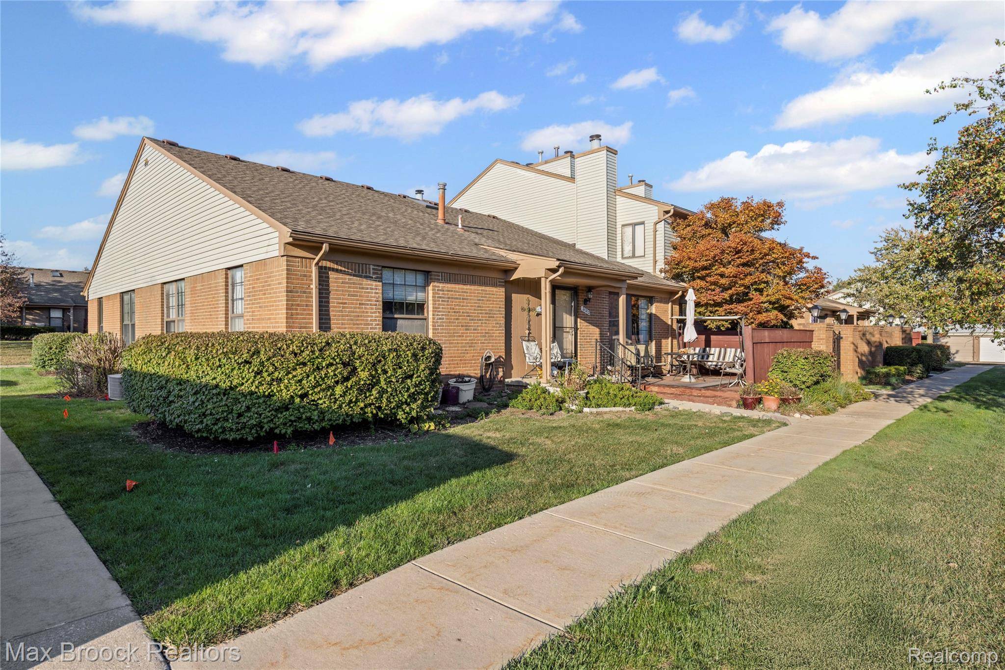 38903 Country CIR, Farmington Hills, MI 48331