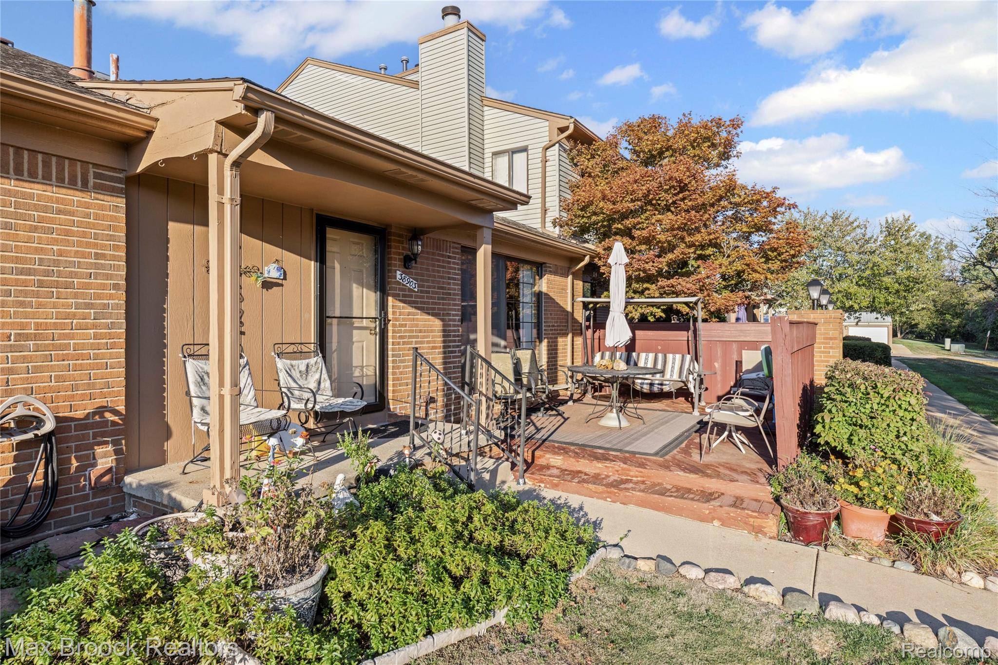 38903 Country CIR, Farmington Hills, MI 48331