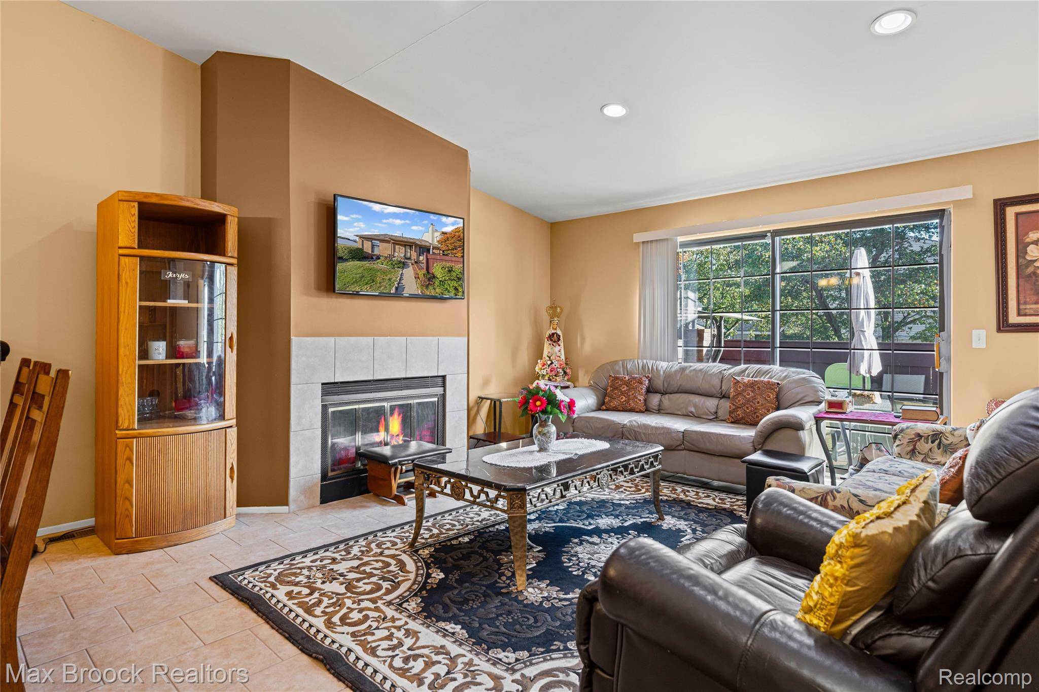 38903 Country CIR, Farmington Hills, MI 48331