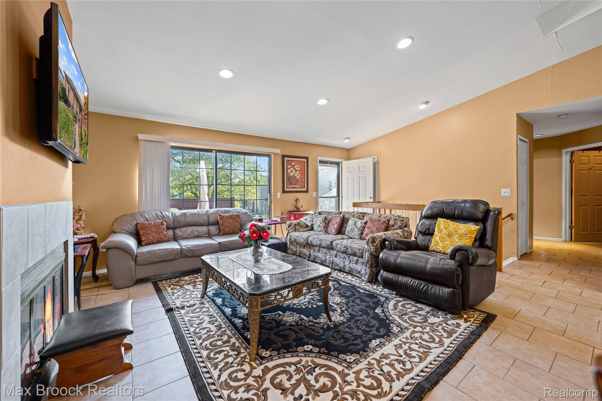 38903 Country CIR, Farmington Hills, MI 48331