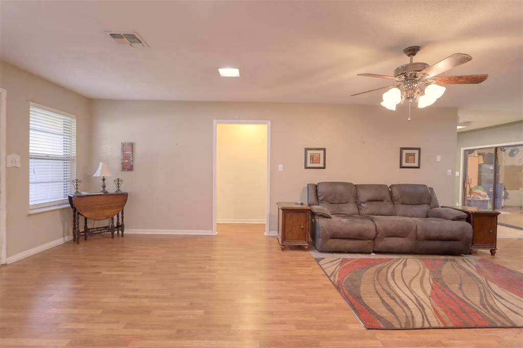 914 S Avenue N, Clifton, TX 76634