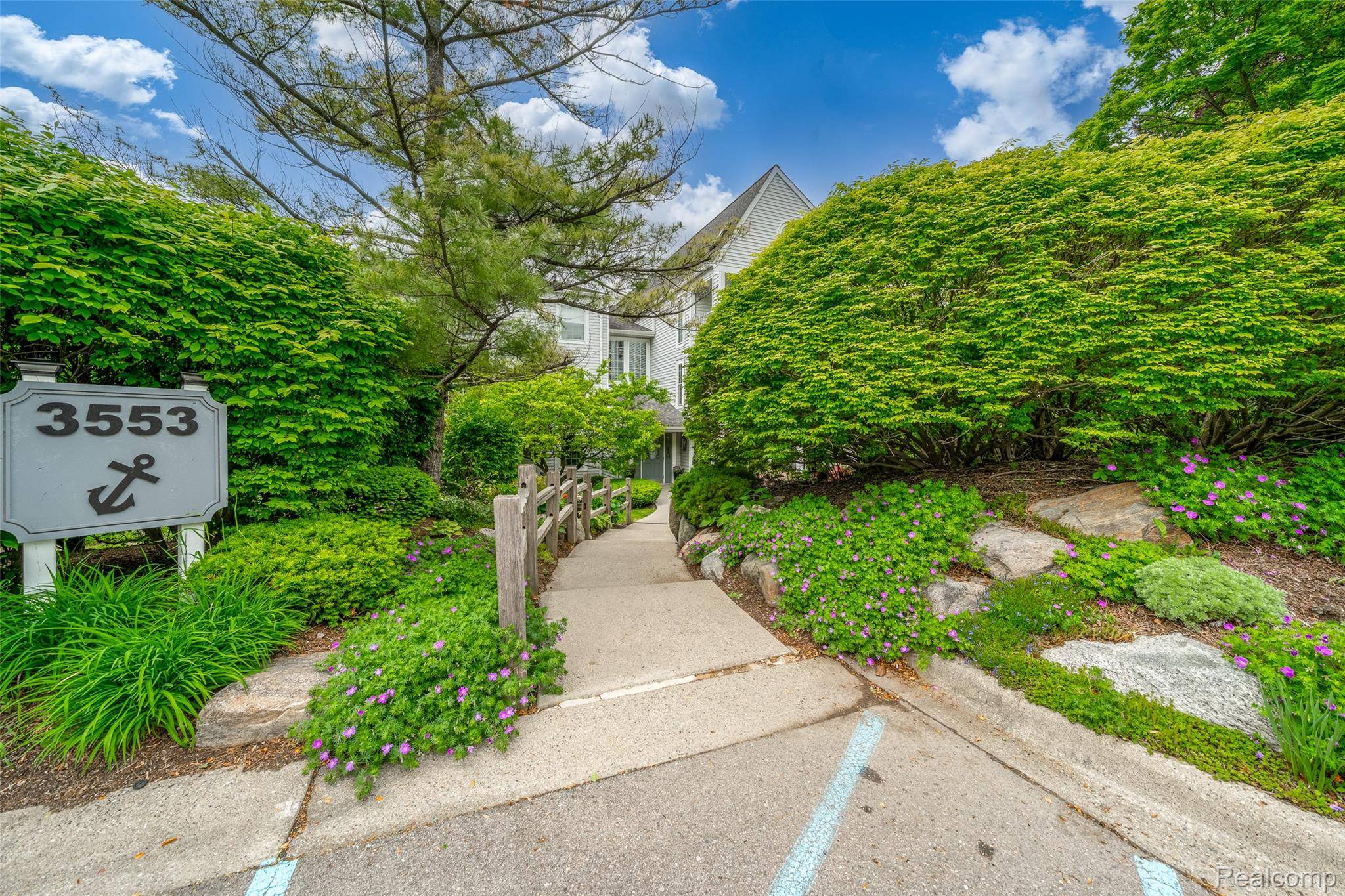 3553 Port Cove DR #39, Waterford Charter Township, MI 48328