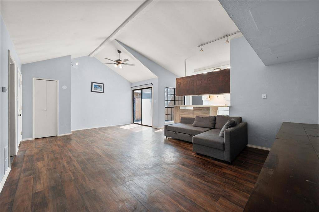 621 Stonehenge Drive, Grand Prairie, TX 75052