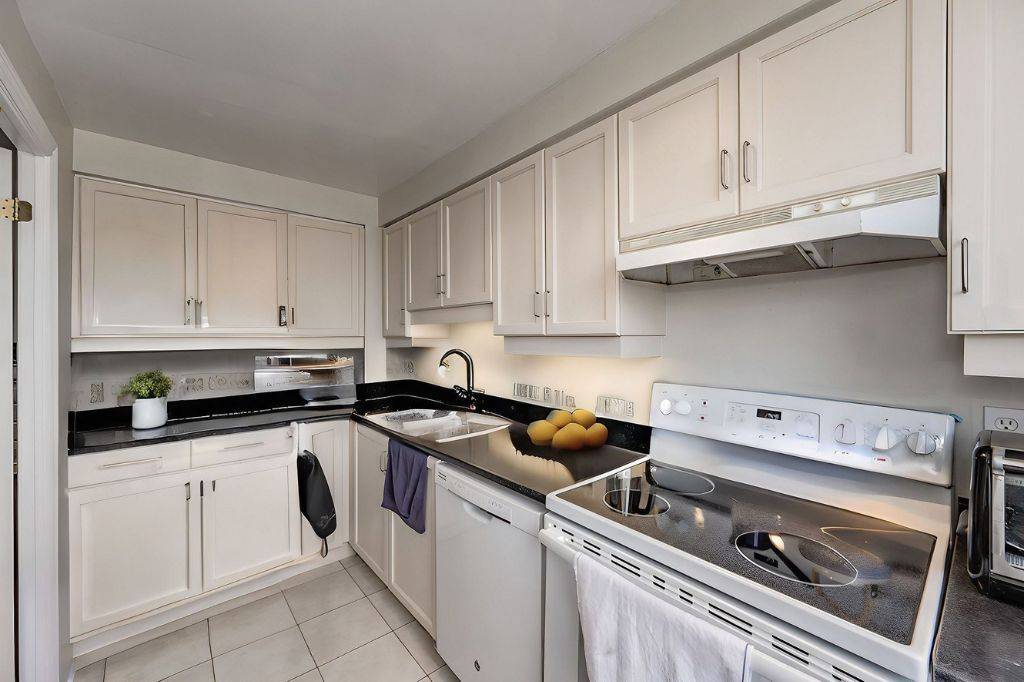 60 Old Mill RD #409, Oakville, ON L6J 7V9