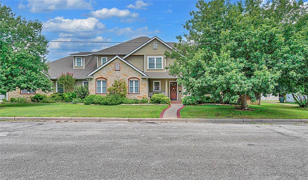 1317 Hackberry Street, Clifton, TX 76634