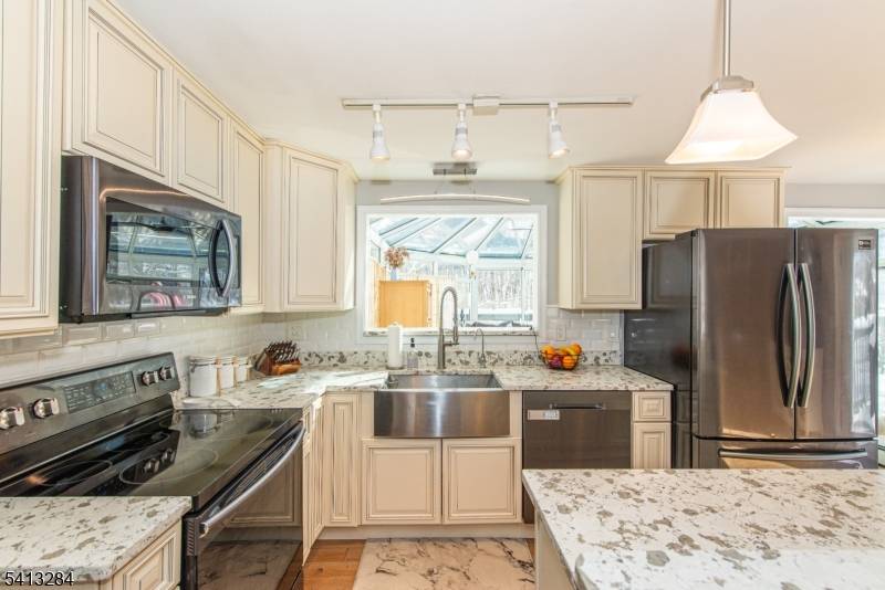46 Vail Dr, Hampton Twp., NJ 07860