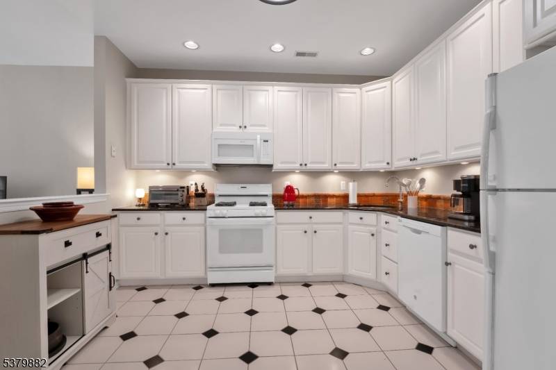 25 Rock Creek Woods Dr, Lambertville City, NJ 08530