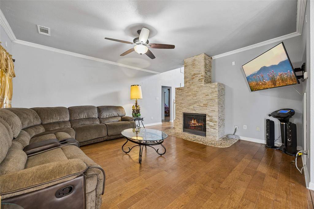 217 Matlock Meadow Drive, Arlington, TX 76002