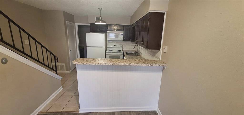 805 N Oak Street #103, Arlington, TX 76011