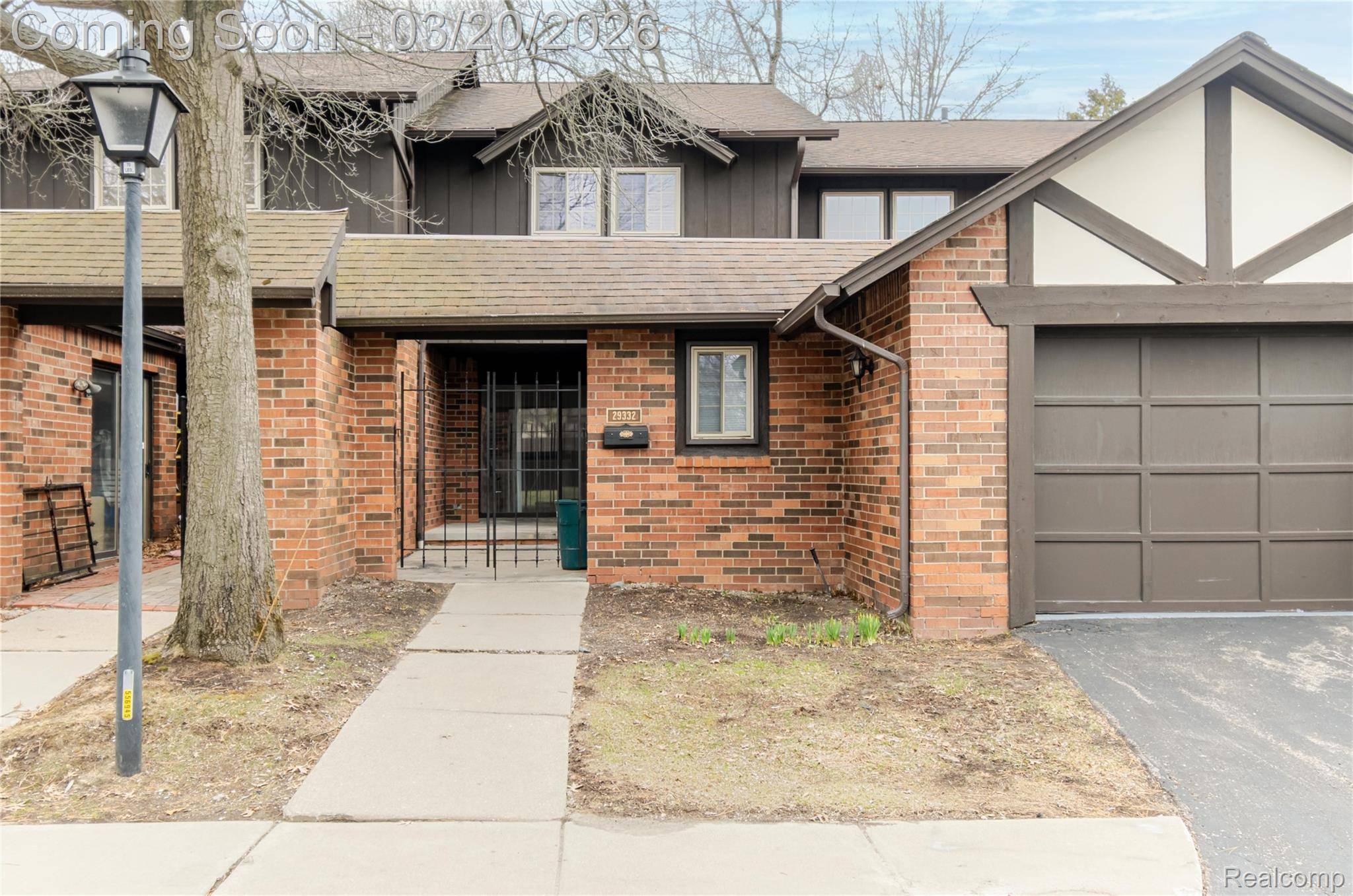 29332 Wellington RD W, Southfield, MI 48034