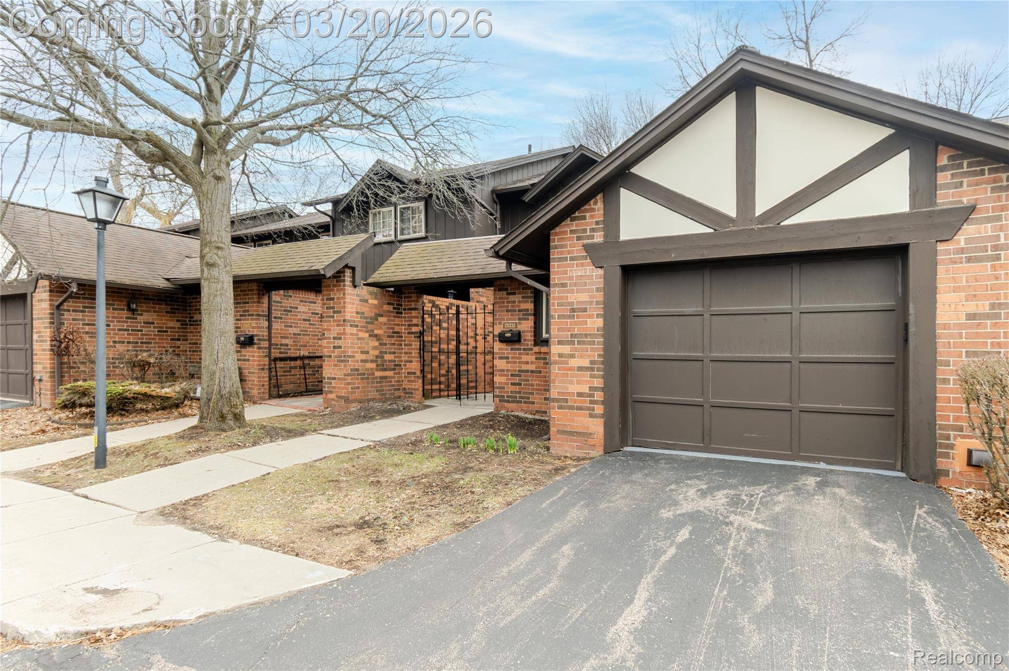 29332 Wellington RD W, Southfield, MI 48034