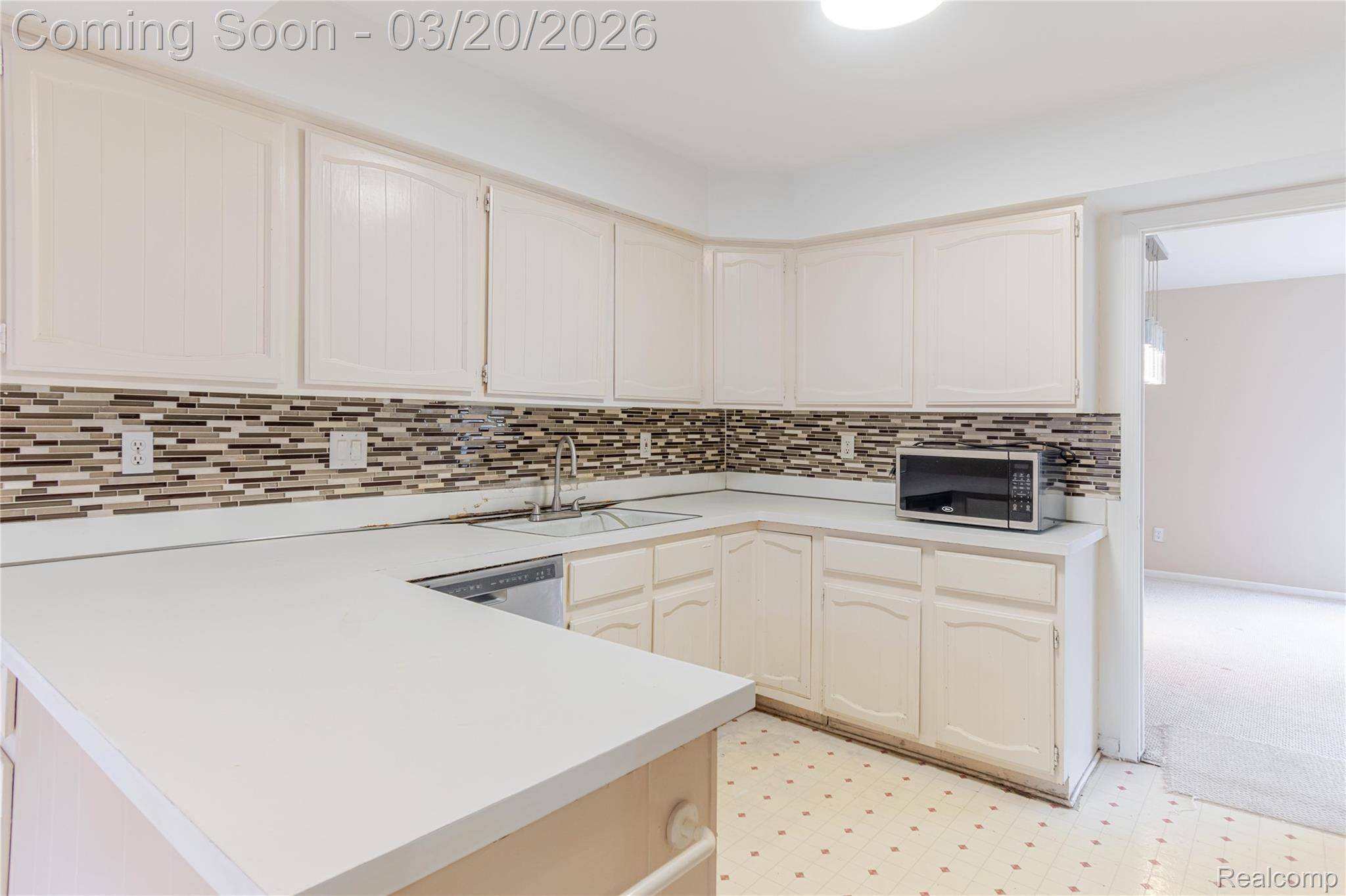 29332 Wellington RD W, Southfield, MI 48034