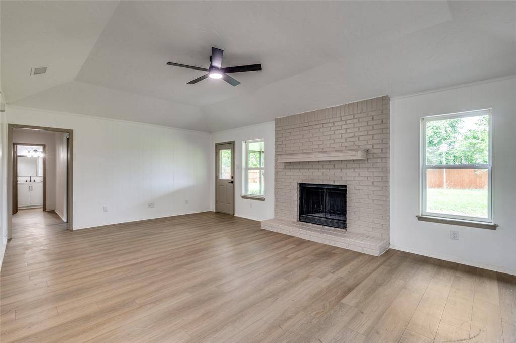 402 Country Meadow Drive, Mansfield, TX 76063