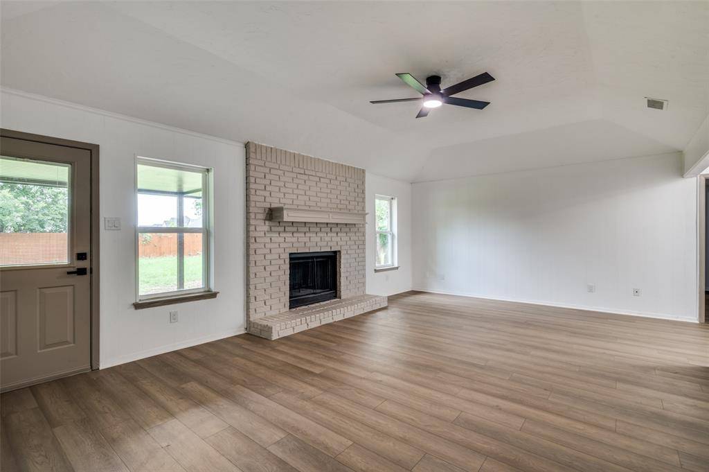 402 Country Meadow Drive, Mansfield, TX 76063