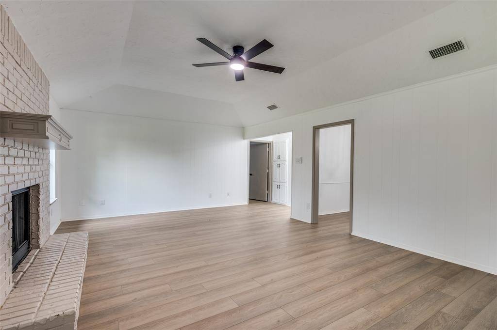 402 Country Meadow Drive, Mansfield, TX 76063