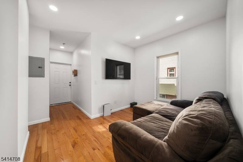 31 Park Ave, Dumont Boro, NJ 07628