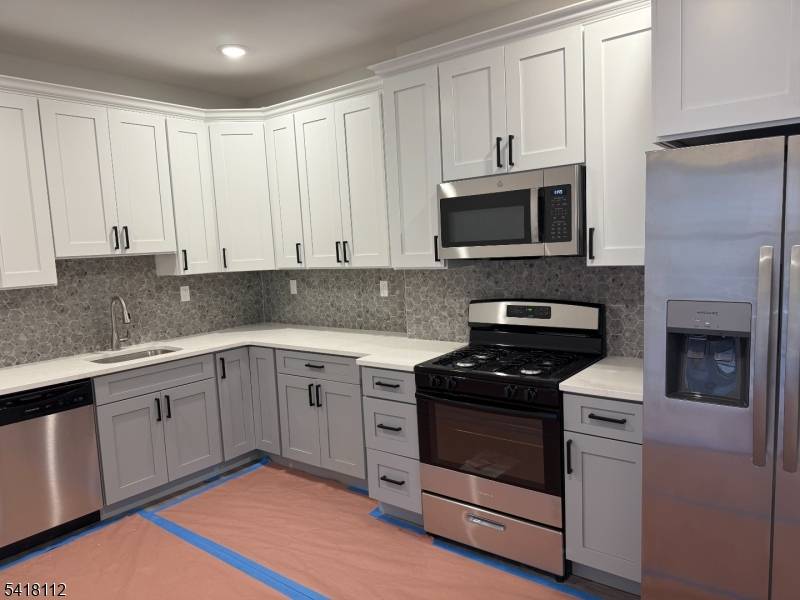 37 6Th St, Harrison Town, NJ 07029