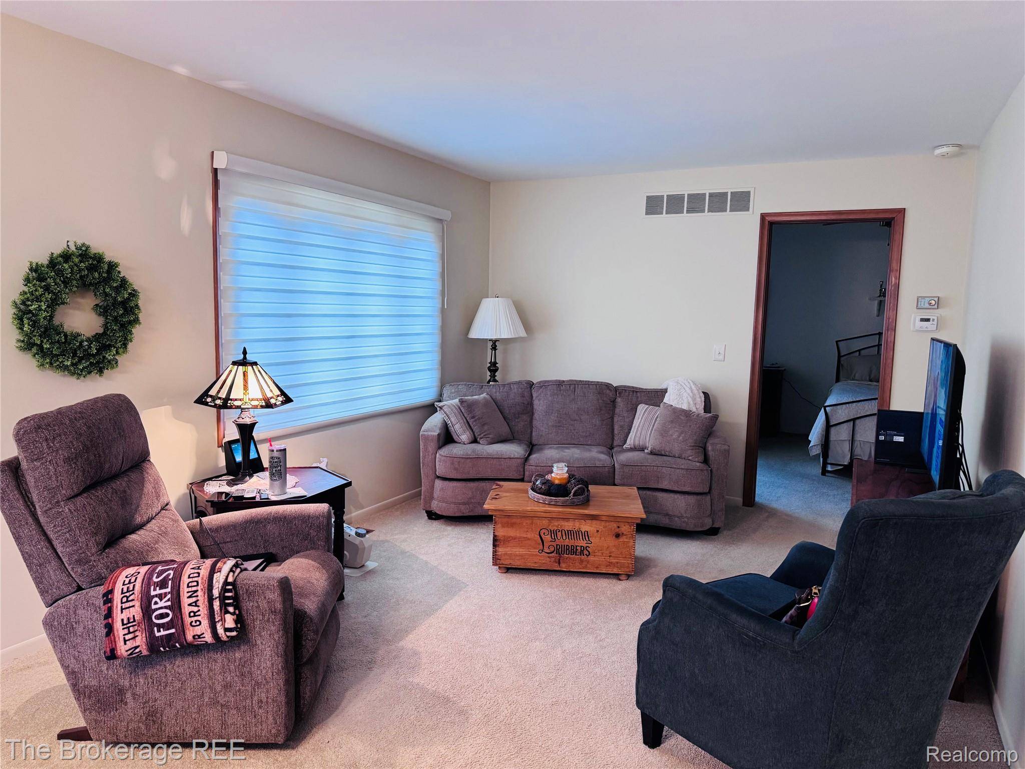 588 Oakbrook CIR, Flushing, MI 48433