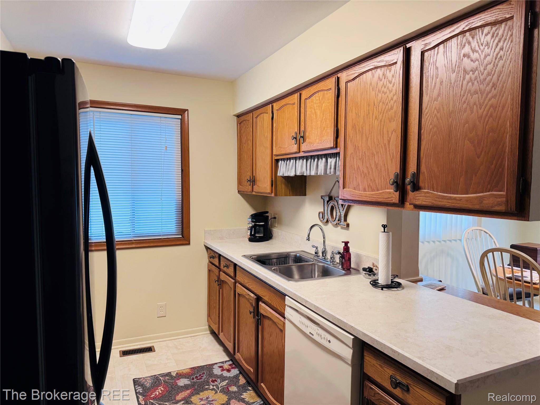 588 Oakbrook CIR, Flushing, MI 48433