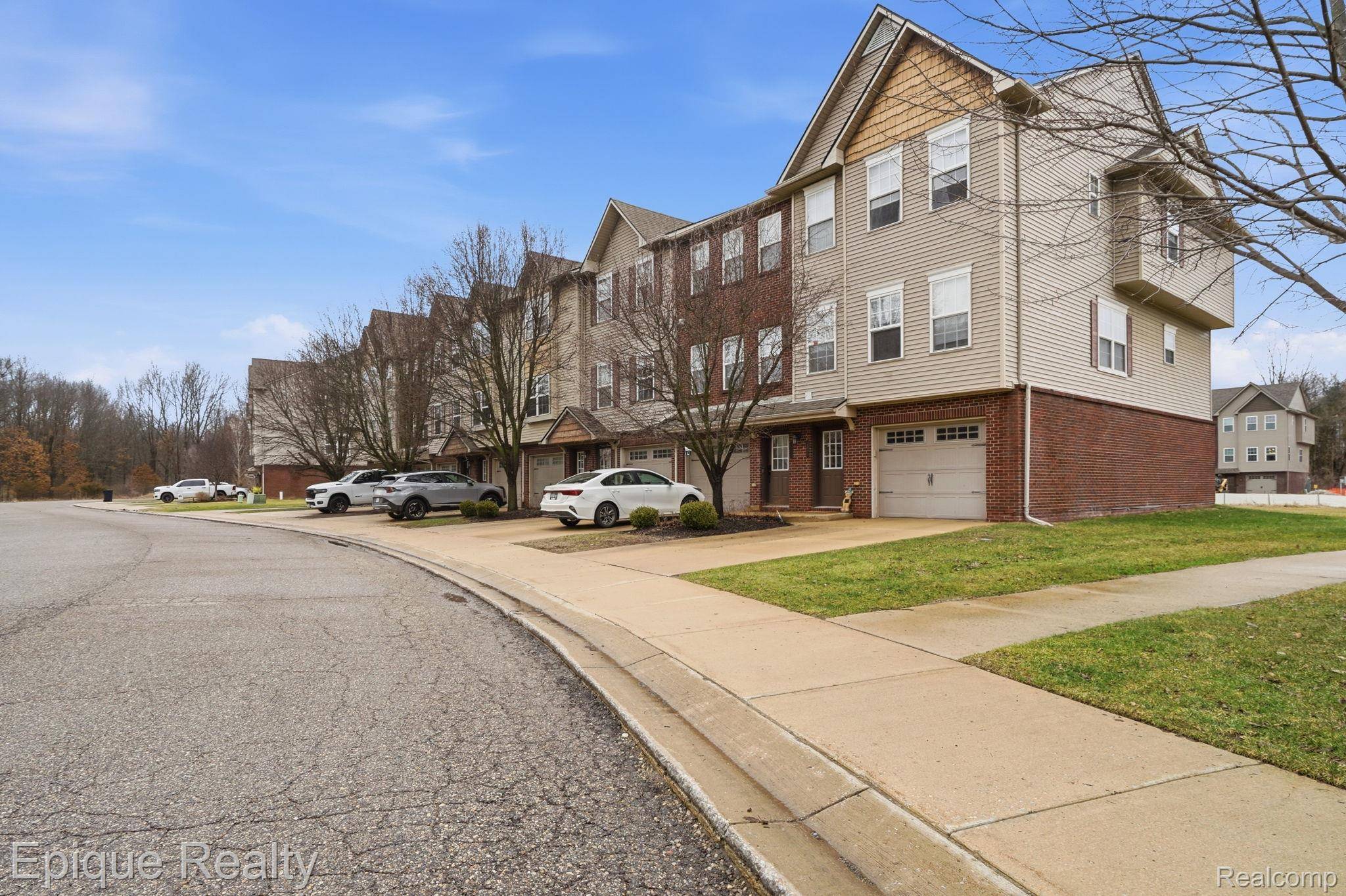 2206 Knotty Pine TRL, Howell, MI 48855