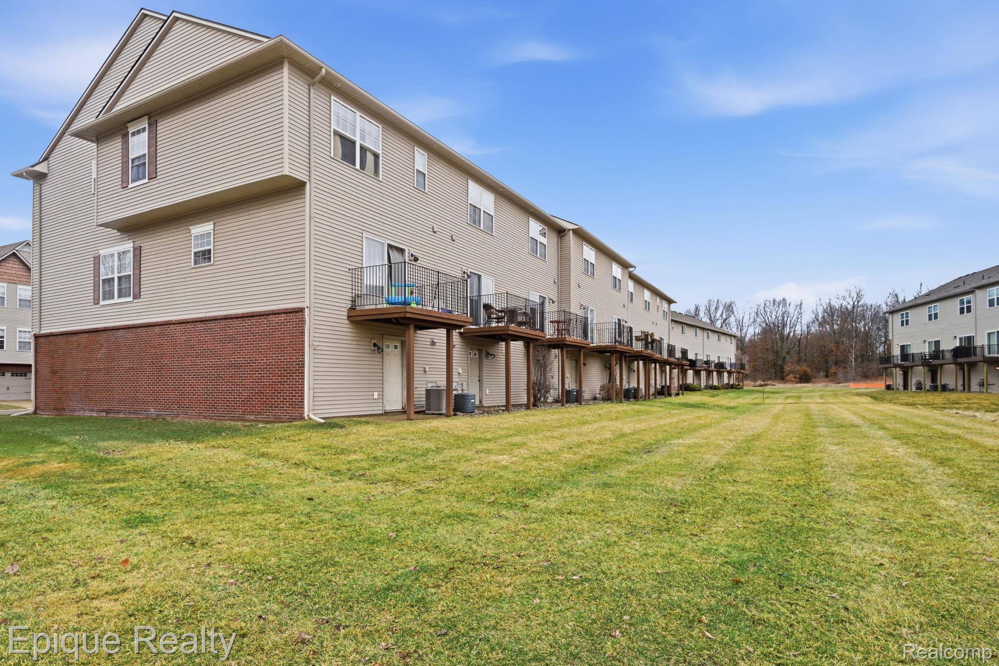 2206 Knotty Pine TRL, Howell, MI 48855