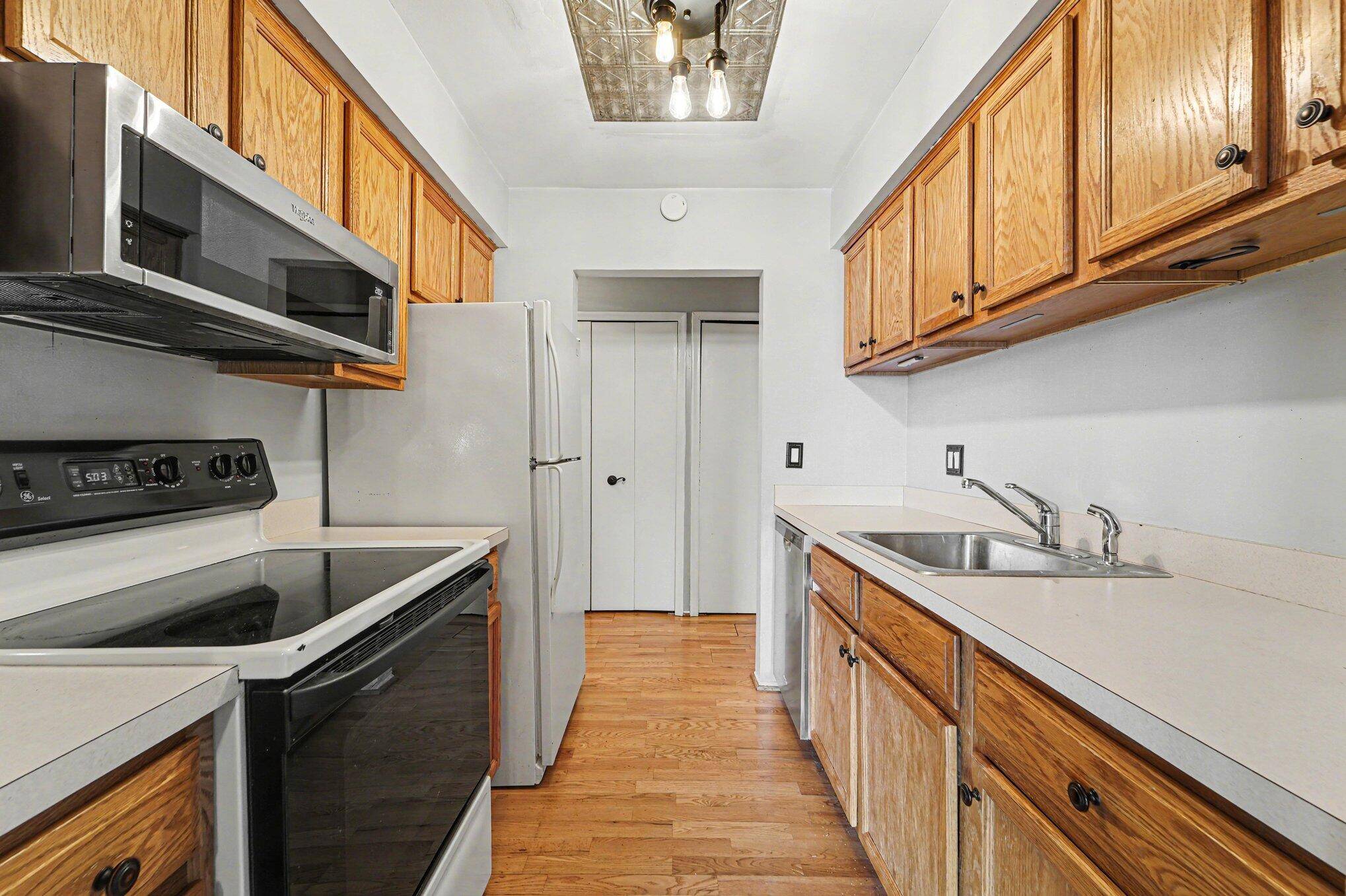 2070 Fort ST #G-4, Trenton City, MI 48183