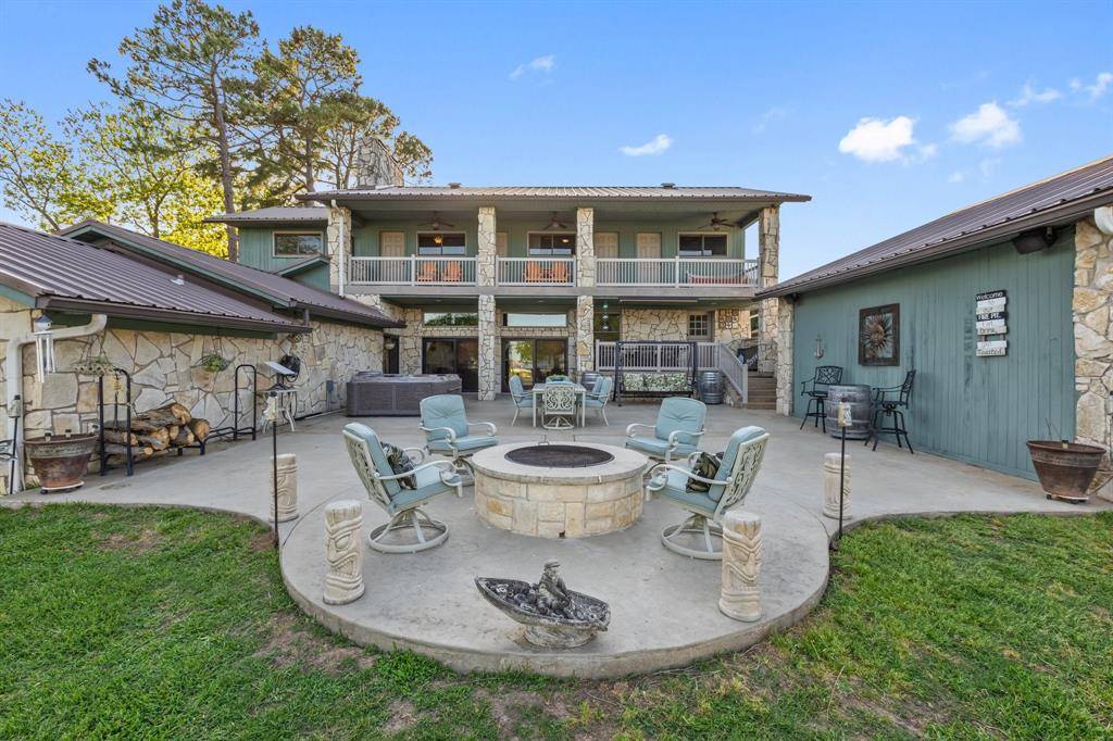 1035 Holiday Circle, Seven Points, TX 75143