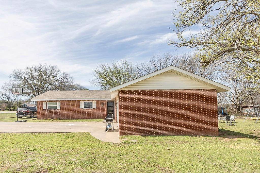 809 E Highway 82, Nocona, TX 76255