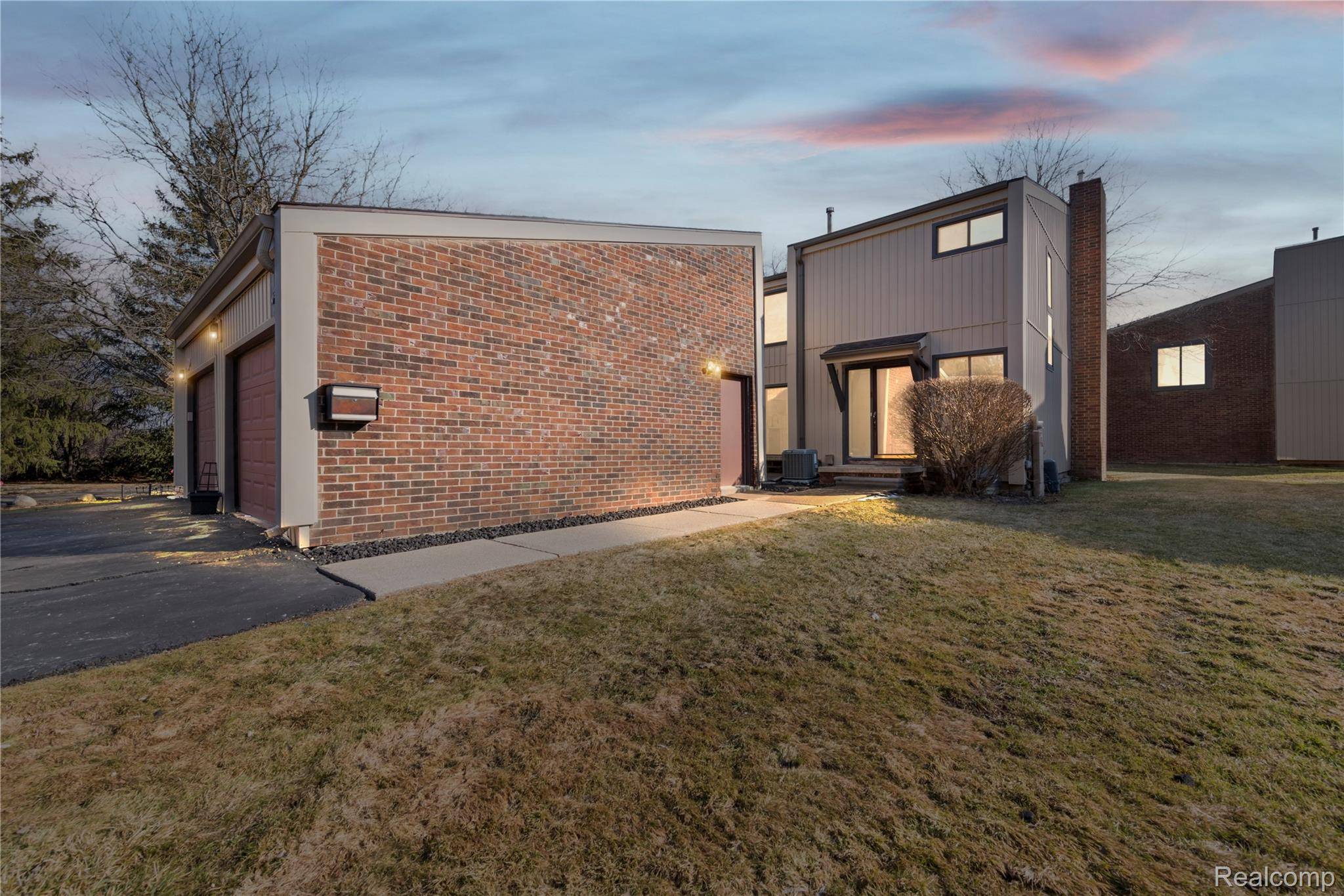 25033 Woodvale DR N, Southfield, MI 48034