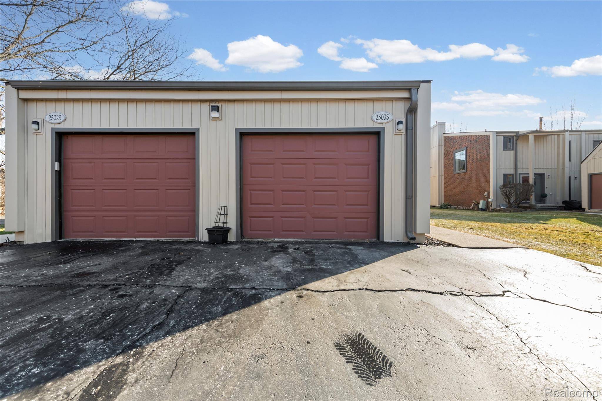 25033 Woodvale DR N, Southfield, MI 48034