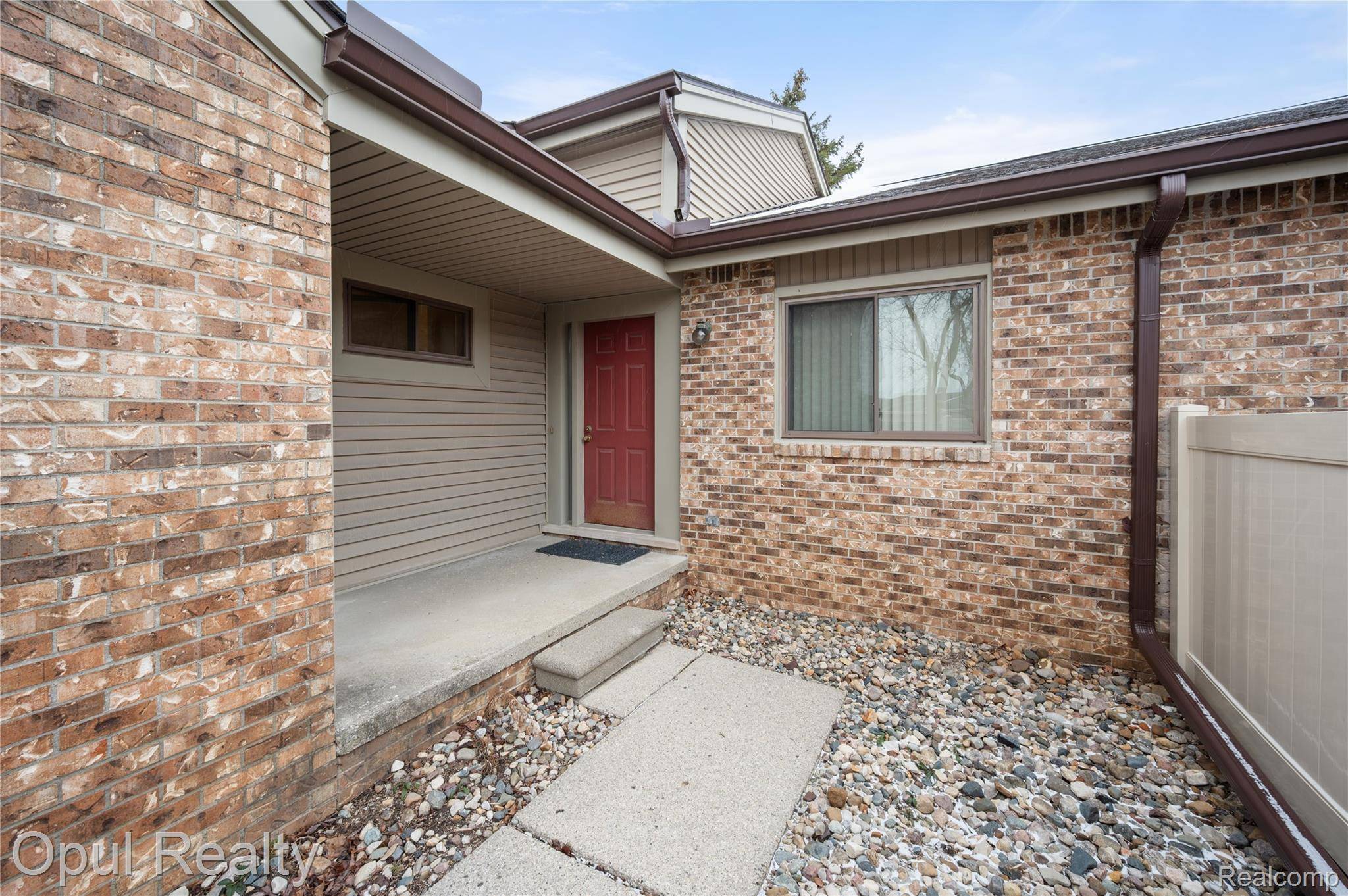 27323 Apple Blossom LN, Southfield, MI 48034