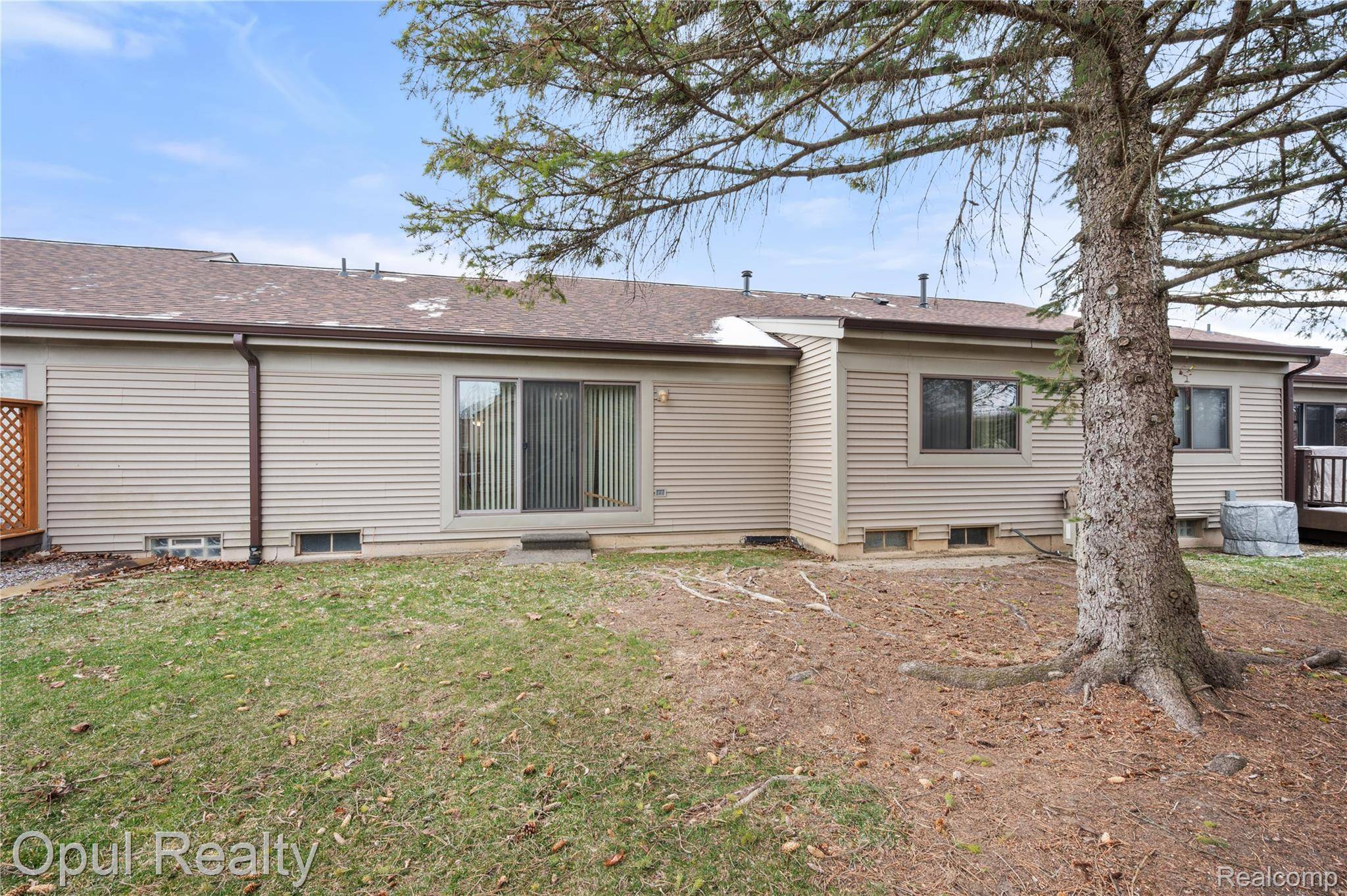 27323 Apple Blossom LN, Southfield, MI 48034