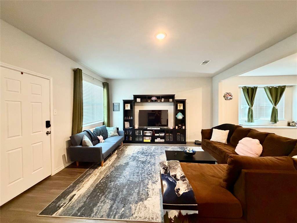 5664 Shore Point Trail, Fort Worth, TX 76119