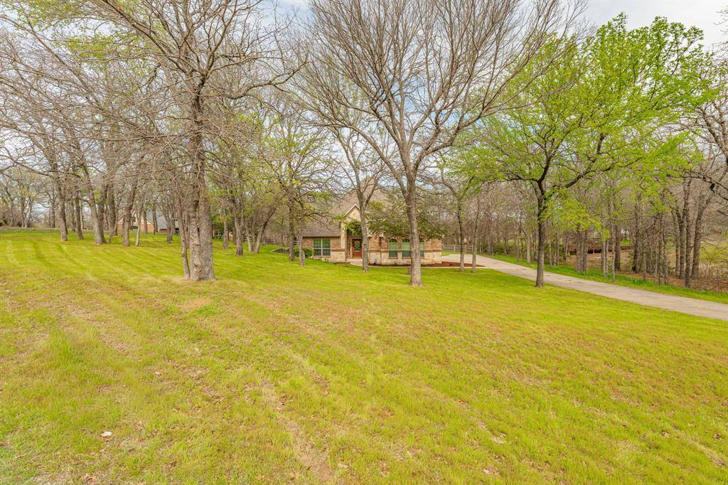 137 N Natural Spring Lane, Azle, TX 76020