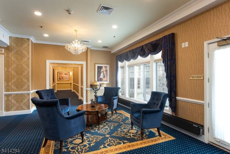 41 Springfield Ave, Summit City, NJ 07901