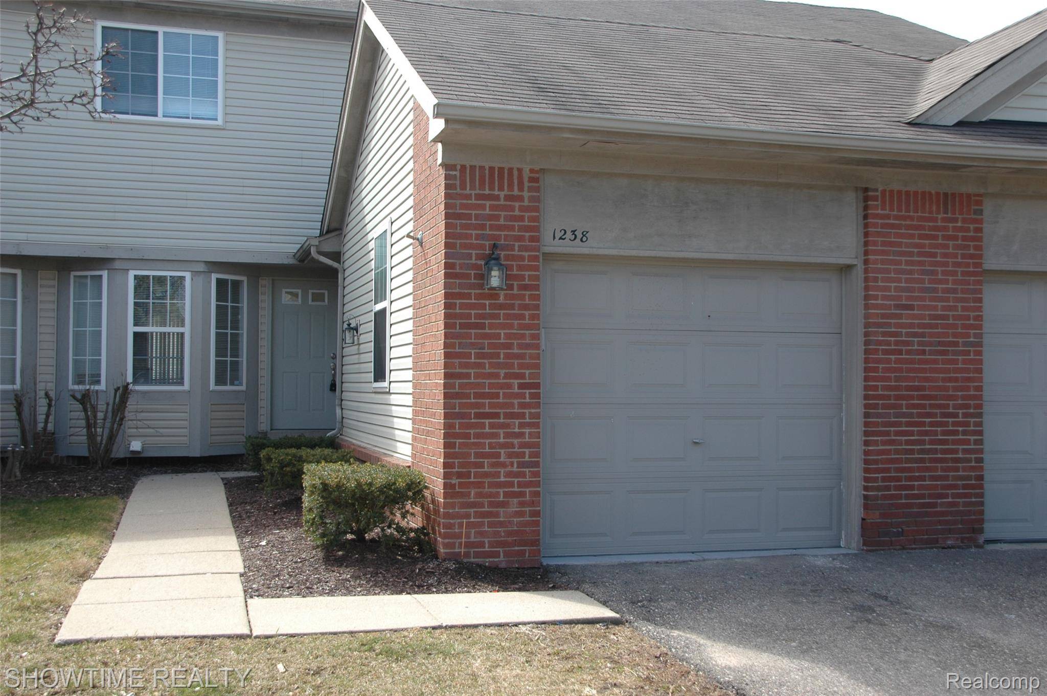 1238 University DR, Pontiac, MI 48342