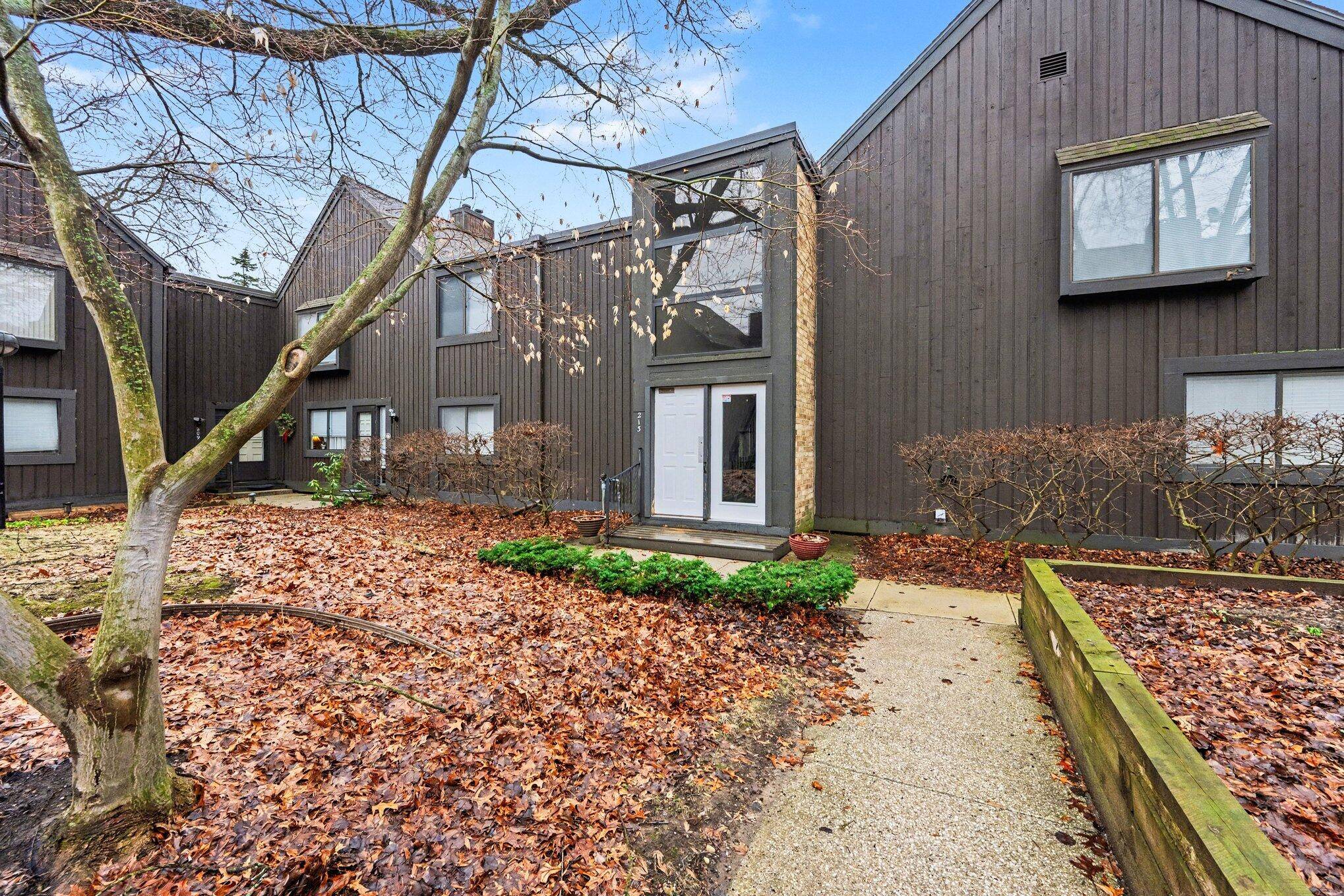 213 Paisley CT #B, Kalamazoo Twp, MI 49006