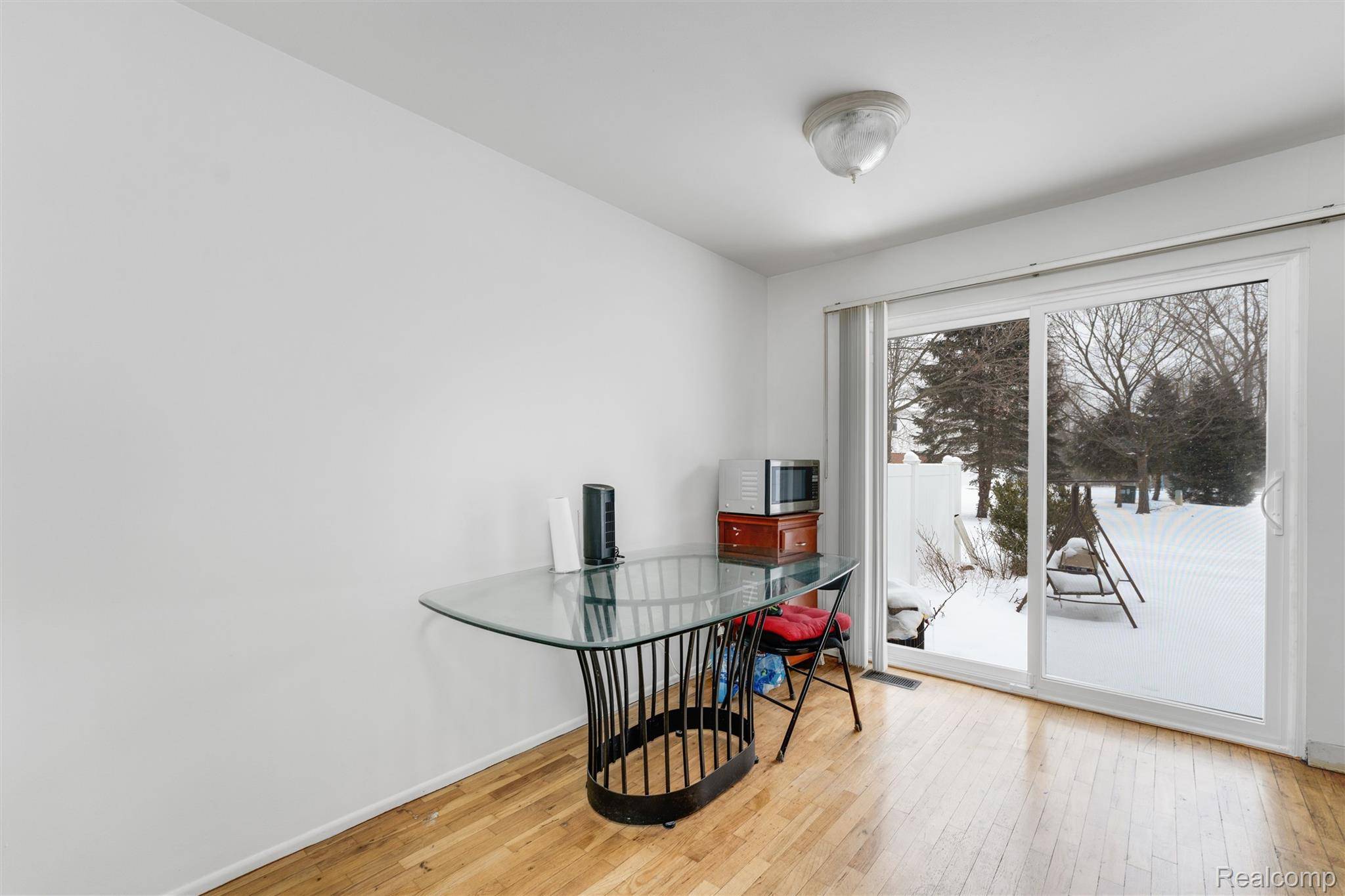 45704 Kensington St, Utica, MI 48317