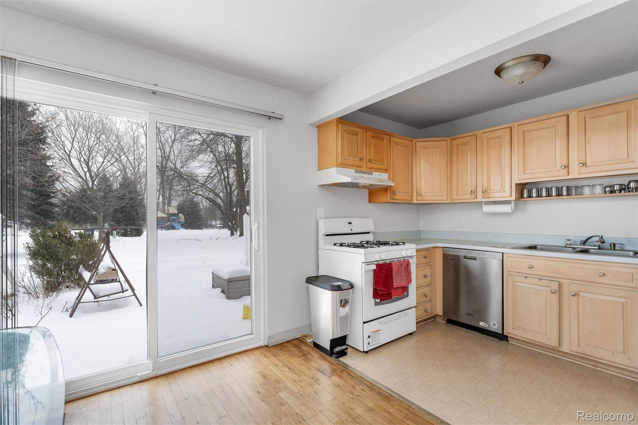 45704 Kensington St, Utica, MI 48317