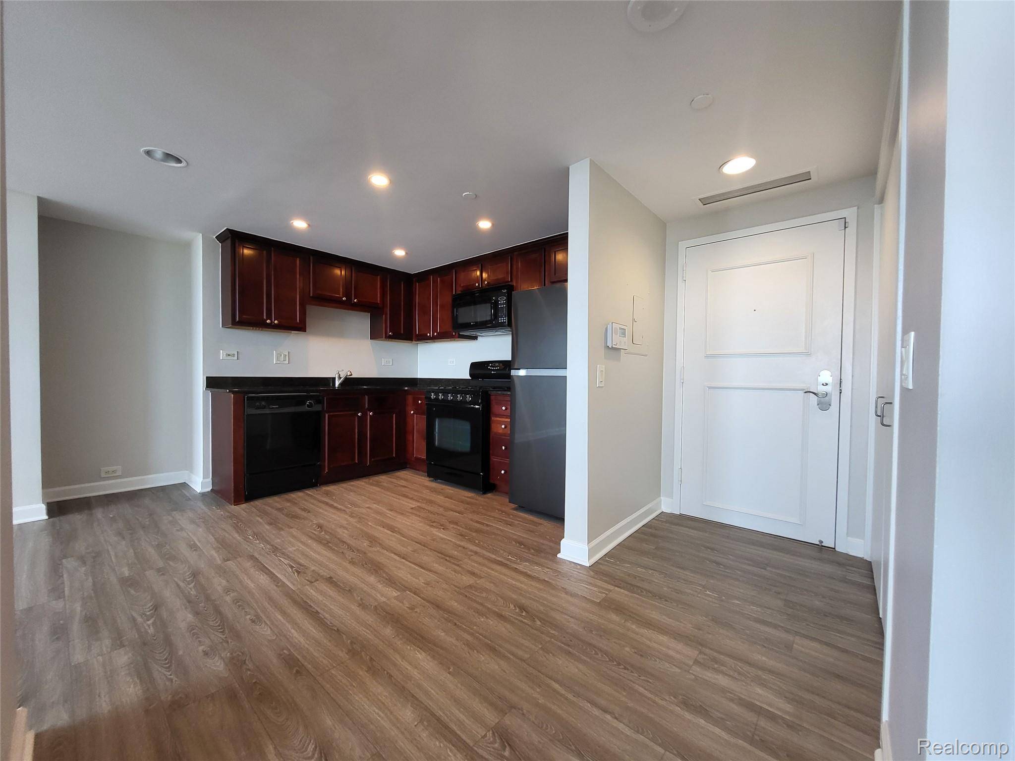 3320 SPINNAKER (18B) LN, Detroit, MI 48207