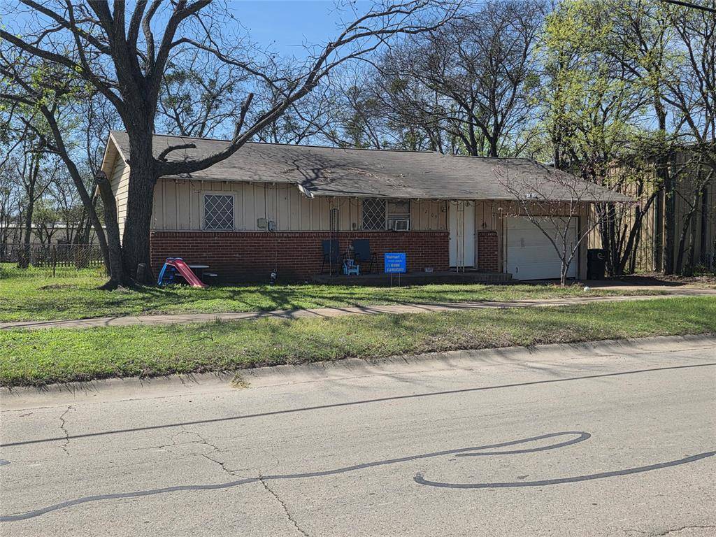 1209 N Anglin Street, Cleburne, TX 76031