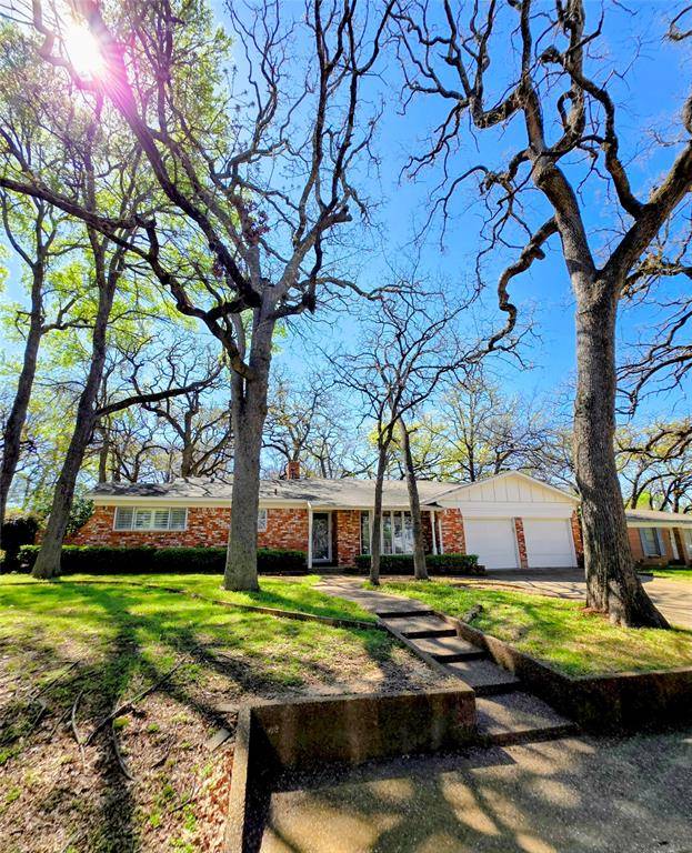1020 Redbud Court, Arlington, TX 76012