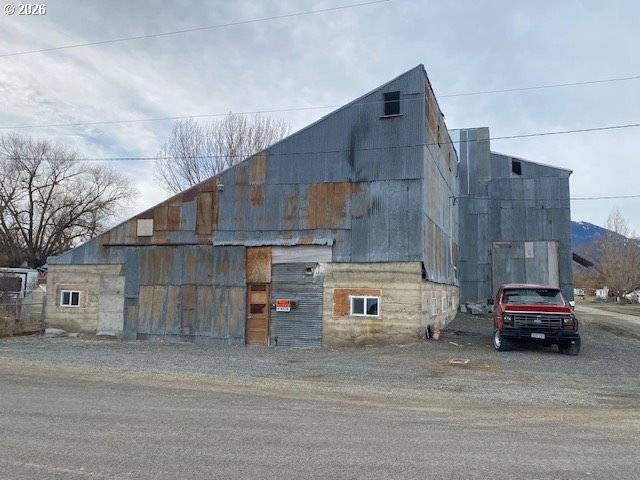 621 JOHN ST, Haines, OR 97833