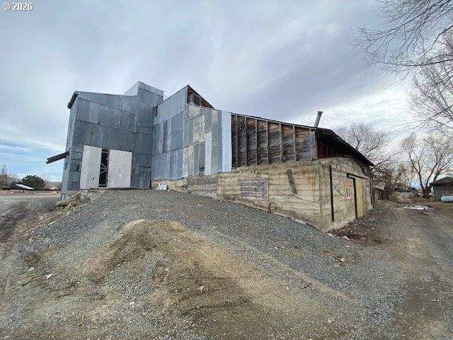 621 JOHN ST, Haines, OR 97833