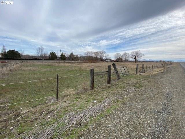 621 JOHN ST, Haines, OR 97833